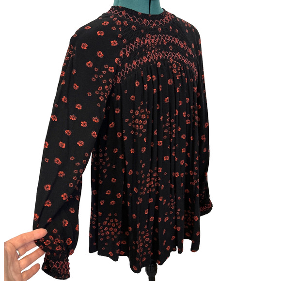 Free People Women's Flowers in Her Hair Tunic Black Red Smocked LS Top Sz Small - Picture 2 of 9